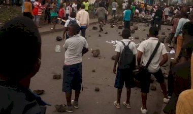 Goma : La population lapide un présumé bandit et incendie un bureau du quartier