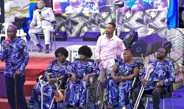 Kinshasa : Elles étaient venues donner, le Prophète Jules Mulindwa leur rend au centuple