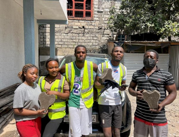 Cinq étudiants de l'ISIG-Goma transforment les déchets plastiques en pavés écologiques et créent des emplois