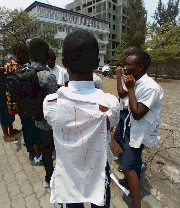 Fin EXETAT 2020 : déchirer son uniforme, euphorie ou pratique courante ?