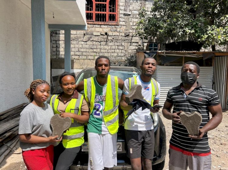 Cinq étudiants de l'ISIG-Goma transforment les déchets plastiques en pavés écologiques et créent des emplois